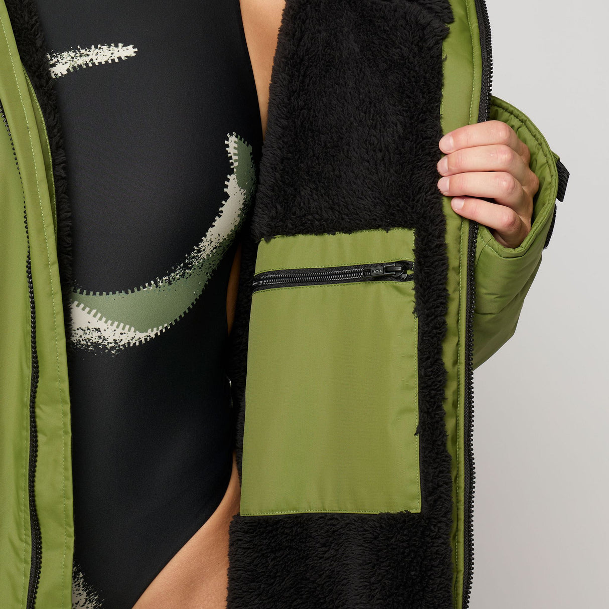 Mystic Poncho Explore in Grün-Schwarz mit Fleece-Futter, offene Vorderansicht mit Taschen und Reißverschluss