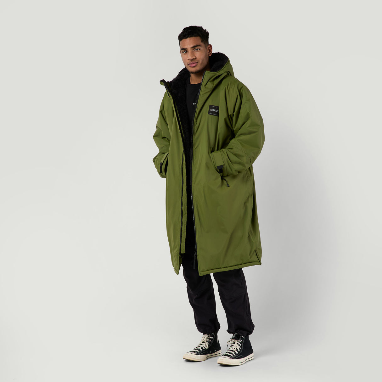 Mystic Poncho Explore in Lavendel mit Reißverschluss, Fleecefutter und aufgesetzten Taschen, Detailansicht geöffnet