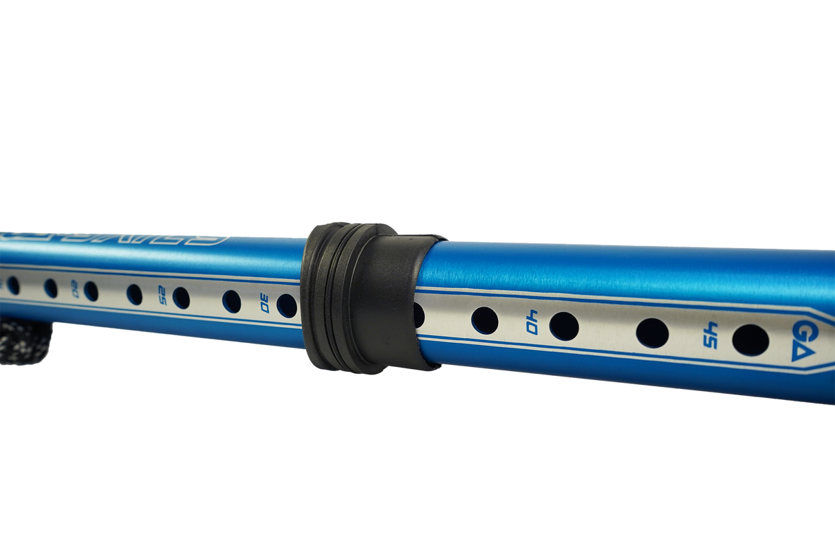 GA Extension Standard Alu 2026 blaues Aluminium-Rohr mit schwarzem Verschluss und Lochbohrungen, Seitenansicht