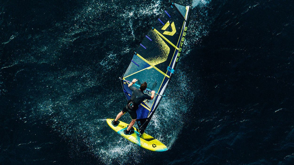 Duotone Skate D/LAB Kiteboard Gelb-Blau mit Flosse von oben im Wasser