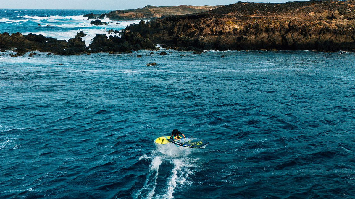 Duotone Skate D/LAB Surfboard in Gelb und Schwarz im Wasser, Surfer in Aktion auf Welle