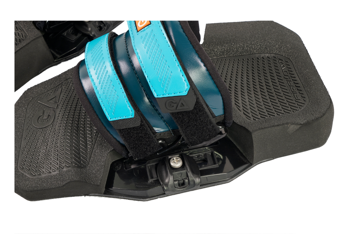 GA Kiteboard Footpad mit blauem Fußstrap Set 2026, schwarze strukturierte Oberfläche, Draufsicht