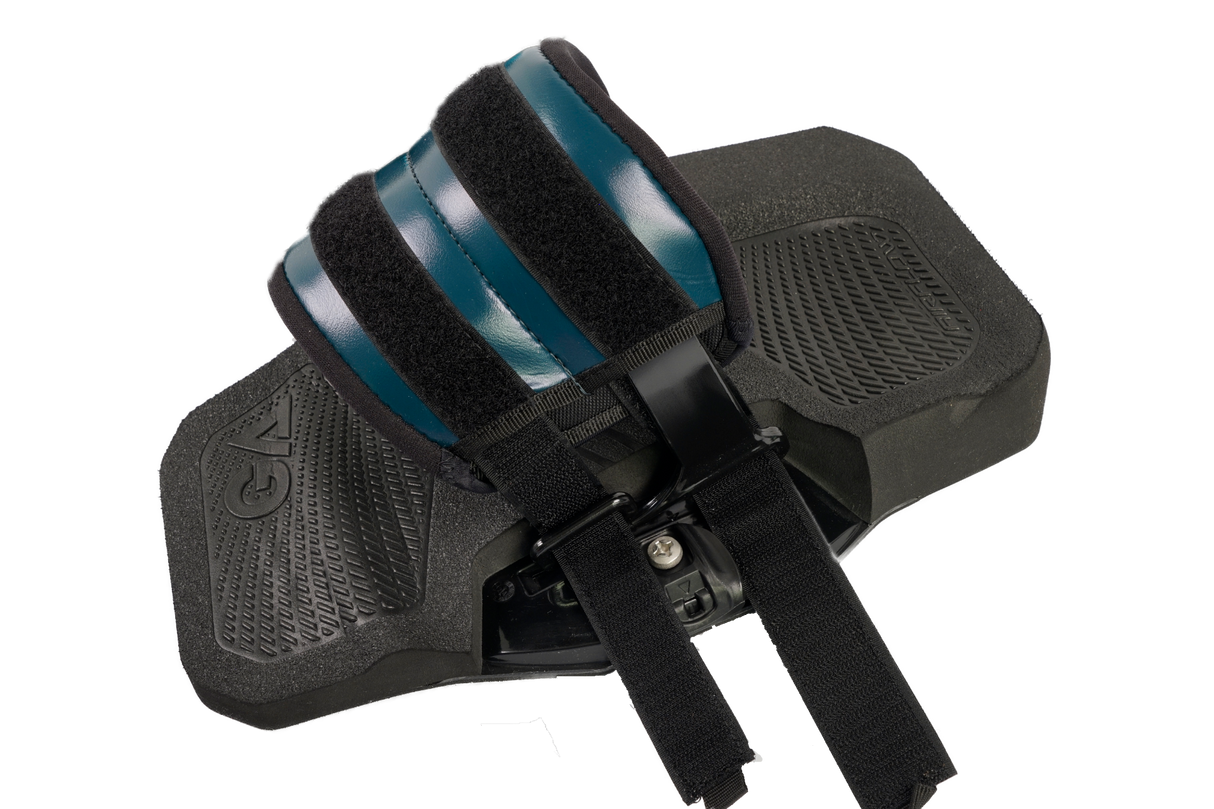 GA Kiteboard Footpad Foodstrap Set 2026, schwarze Fußpolster mit blauem Riemen und Klettverschluss, Draufsicht
