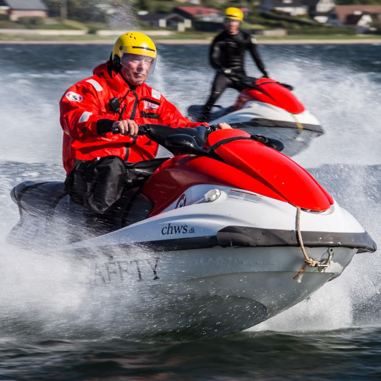 GATH Helm RESCUE Safety gelb, Wassersporthelm auf Jetski-Fahrer in roter Rettungsweste bei Wasseraktivität