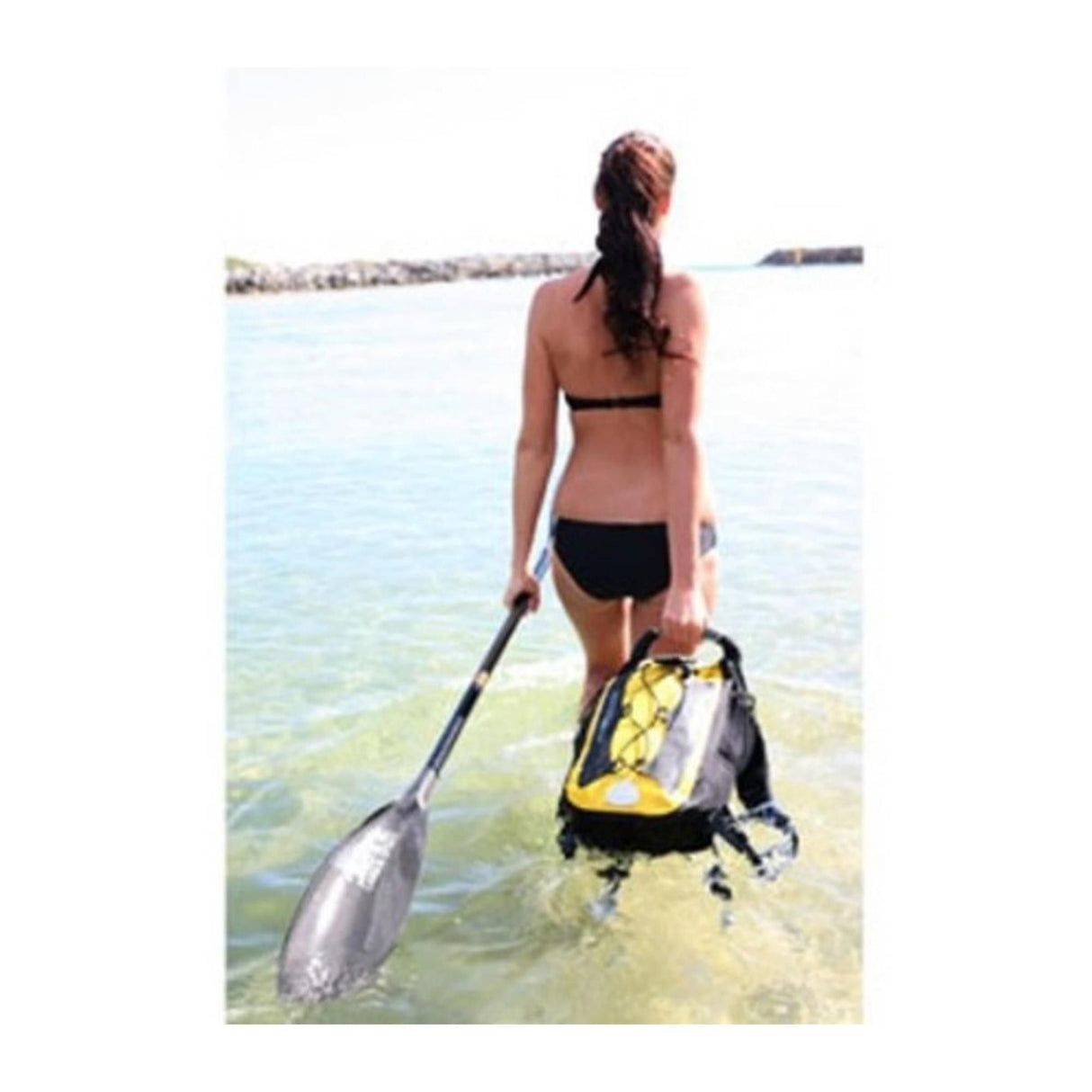 OverBoard Classic 20L wasserdichter Rucksack in Gelb und Schwarz, getragen beim Wassersport am Strand