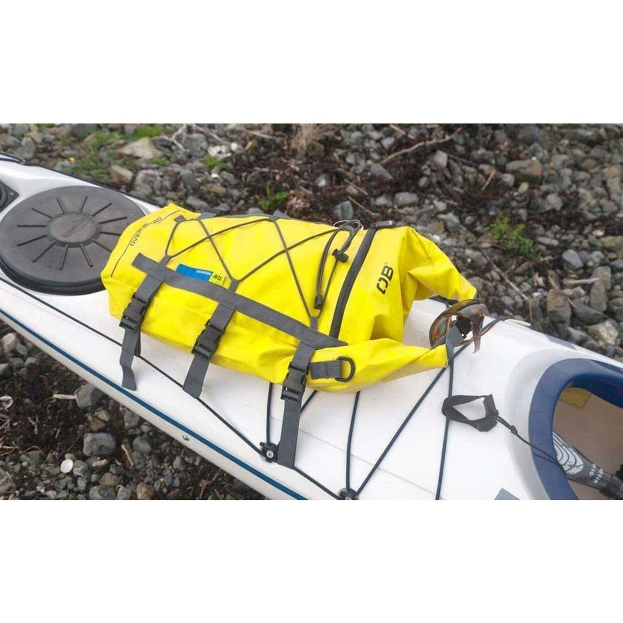 OverBoard wasserdichte SUP Kajak Tasche in Gelb mit grauen Riemen, auf aufblasbarem Kajak montiert