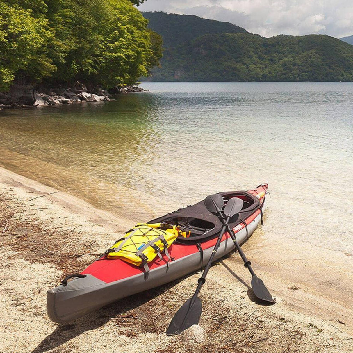 OverBoard wasserdichte SUP Kajak Tasche in Gelb und Rot, am Strand neben Kajak befestigt, Frontansicht