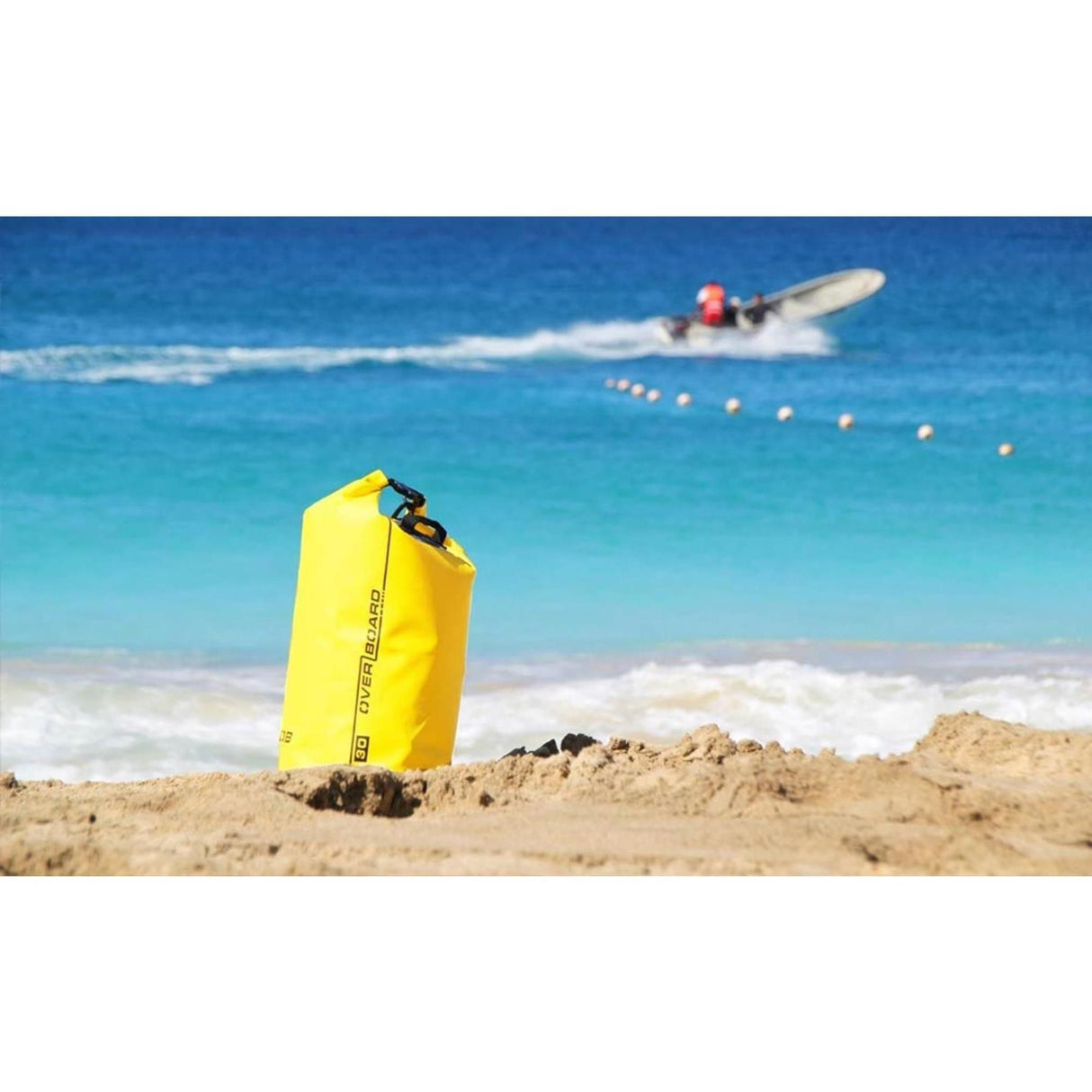 OverBoard wasserdichter Packsack 30 Liter gelb am Strand, Wassersportausrüstung