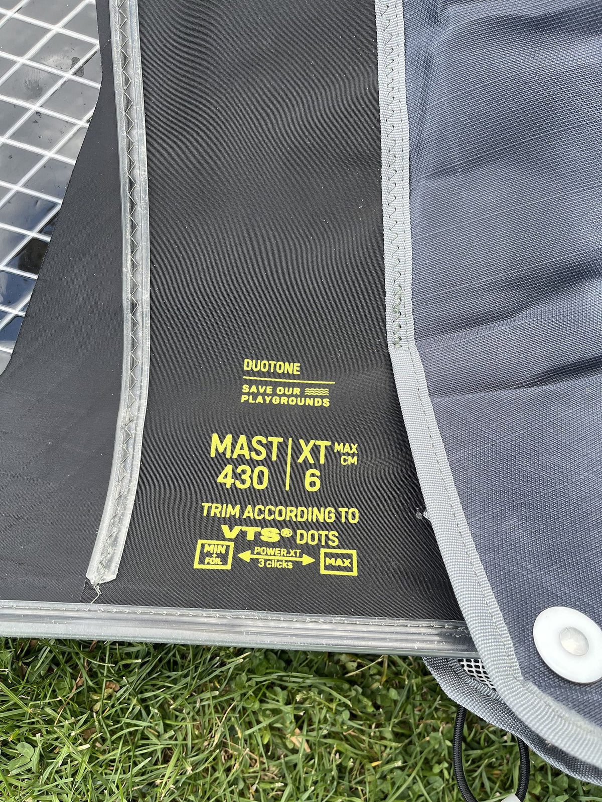 Duotone E_Pace 5.8 2026 Kite Detailansicht mit schwarzem Tuch, weißen Nähten und gelben Drucktexten, auf Gras liegend