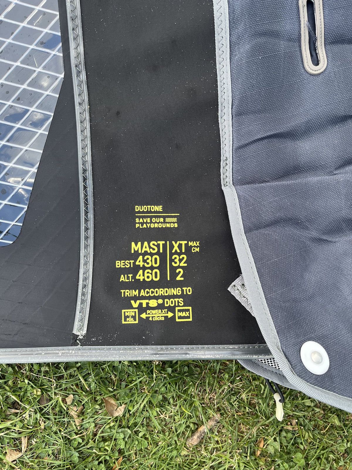 Duotone E_Pace 6.6 2026 Kite, Draufsicht auf schwarzes und blaues Segeltuch mit weißen Kanten und technischen Spezifikationen