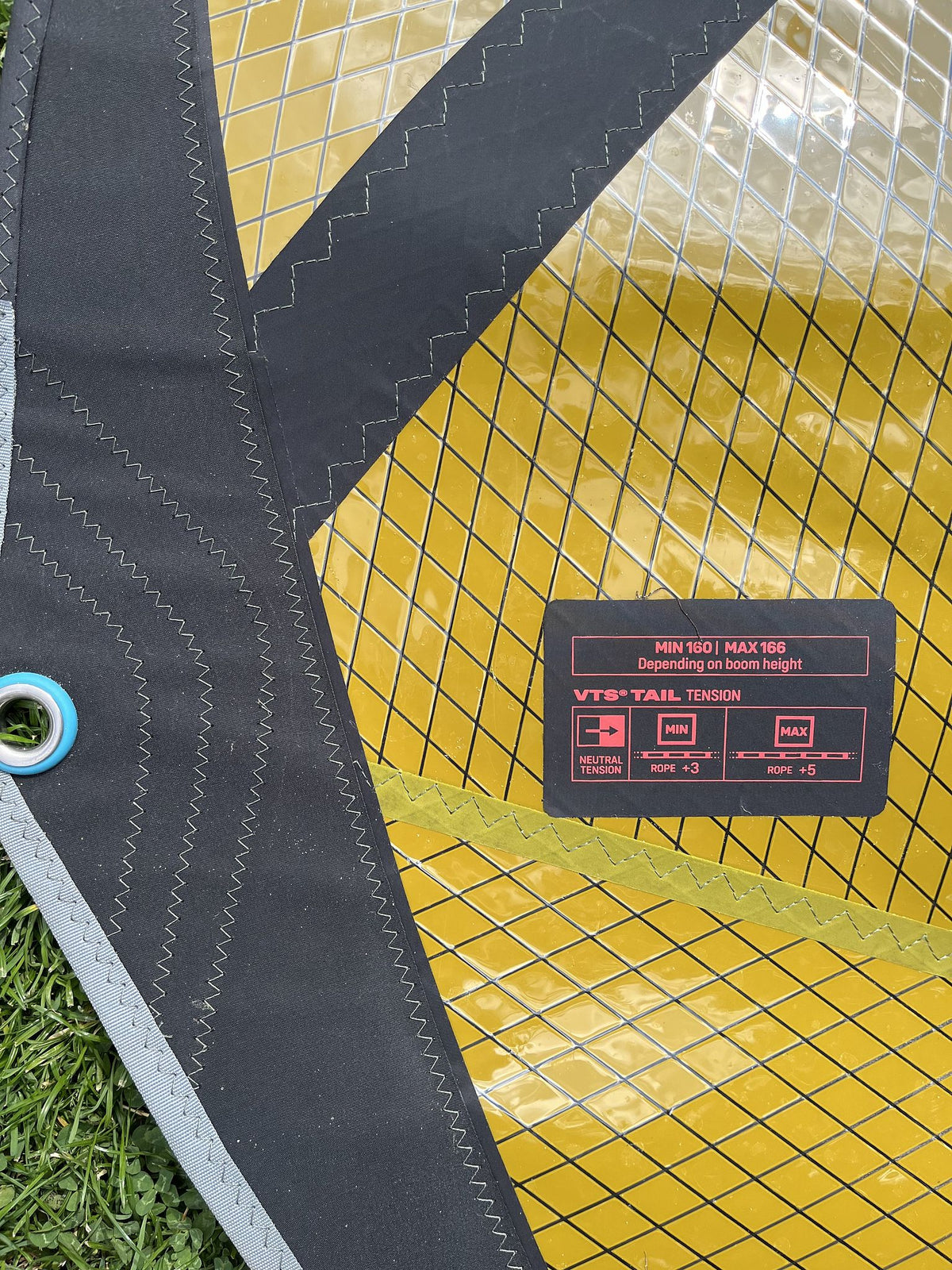 Duotone Duke 5 2026 Kite mit schwarzem und gelbem Netzdesign, Detailansicht der Materialstruktur und Spezifikationsetikett