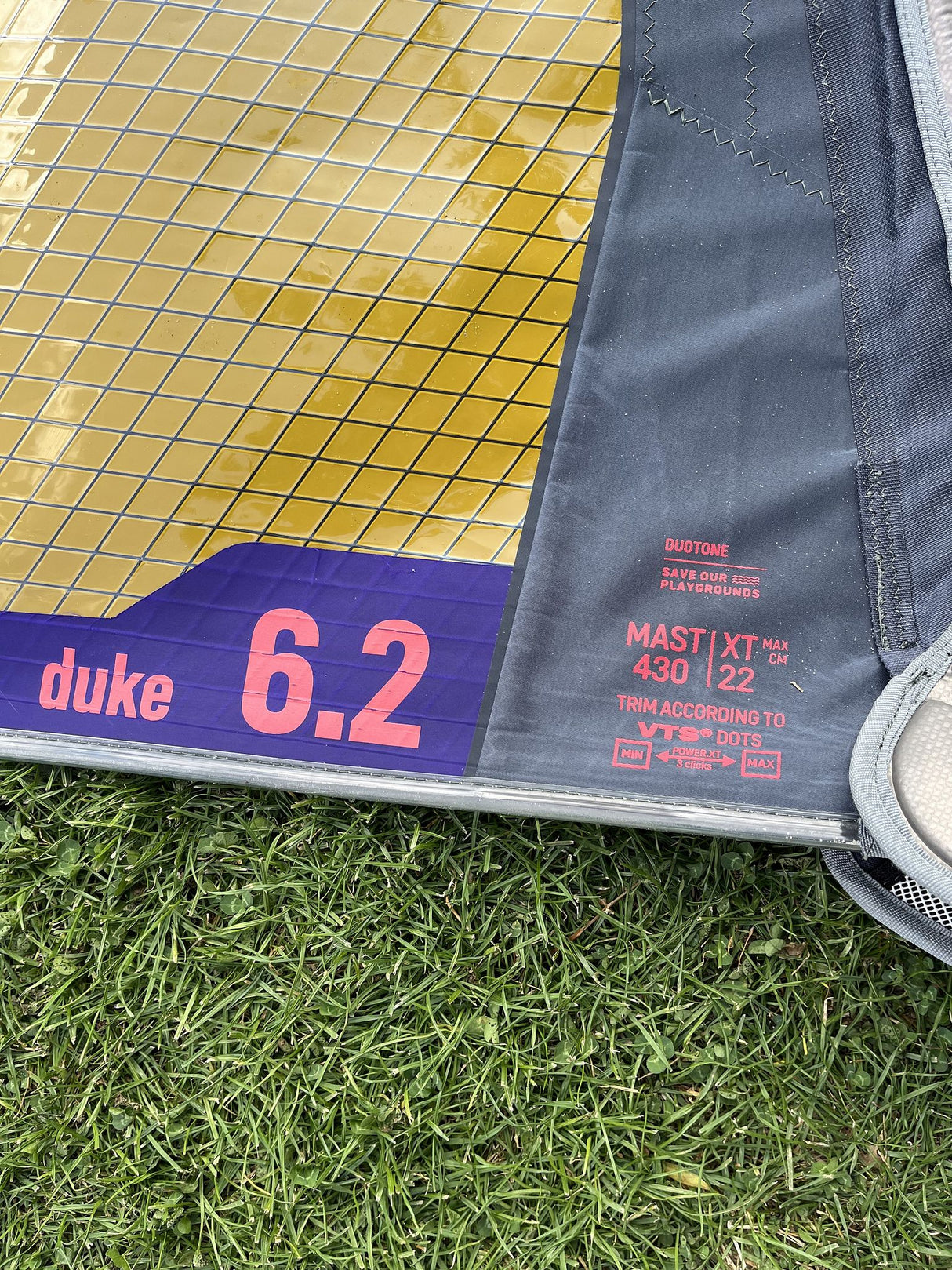 Duotone Duke 6.2 Kiteboard gelb-blau mit Tragetasche, Draufsicht auf Rasen