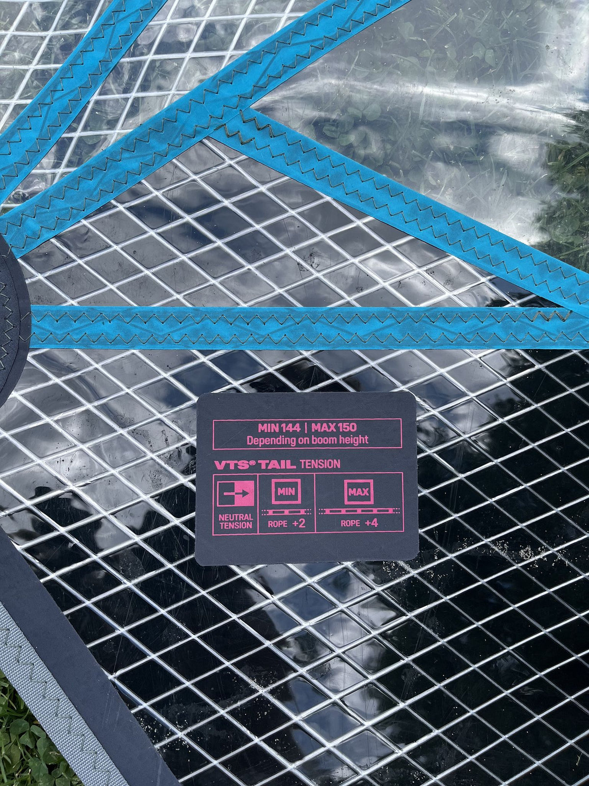 Duotone Super Hero SLS 4 2026 Kiteboard mit blauem und schwarzem Rahmen, Mesh-Oberfläche und Produktetikett, Draufsicht