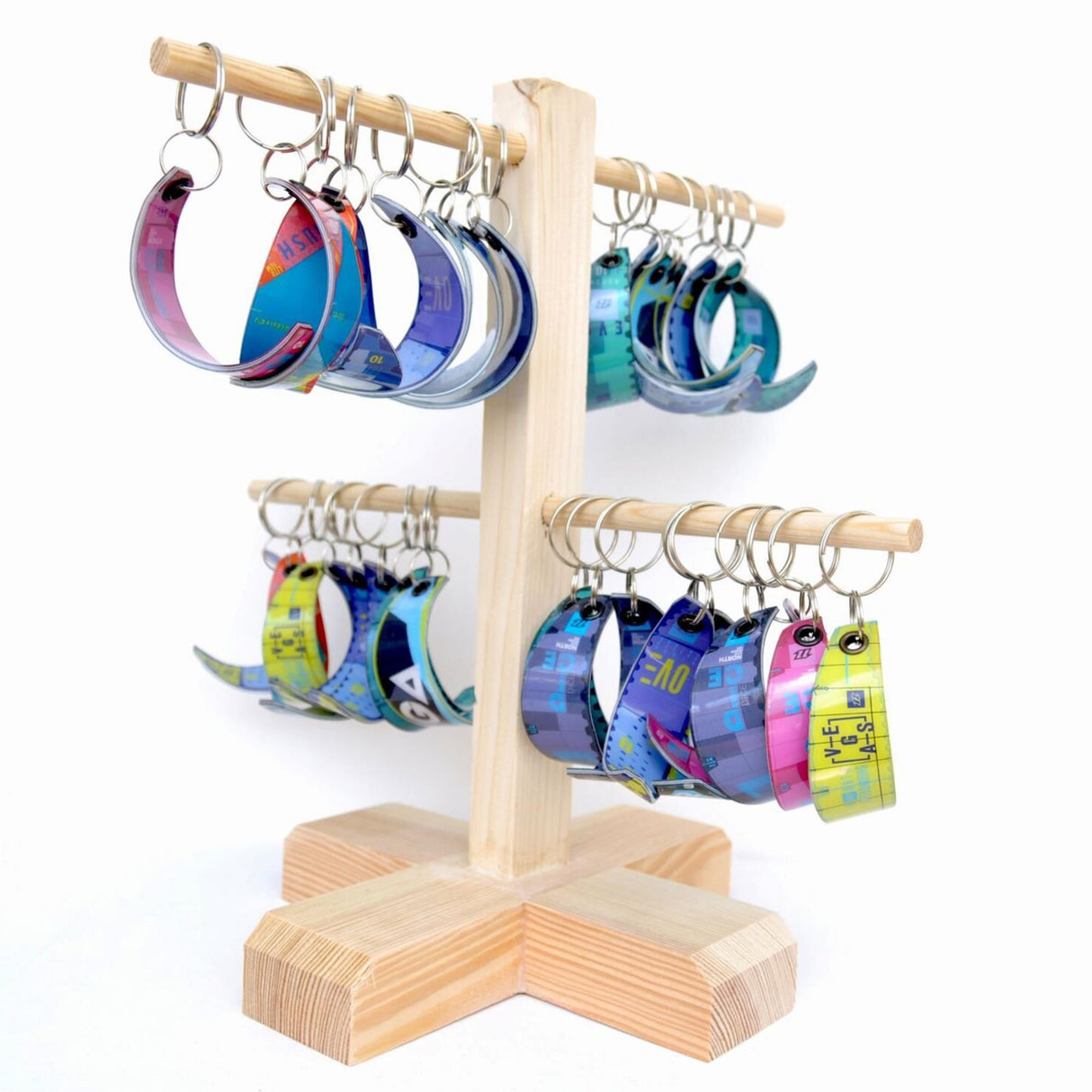 Fresh Kitesurf Schlüsselanhänger, bunte Kunststoff-Anhänger an Holzständer, verschiedene Farben und Designs, Frontansicht