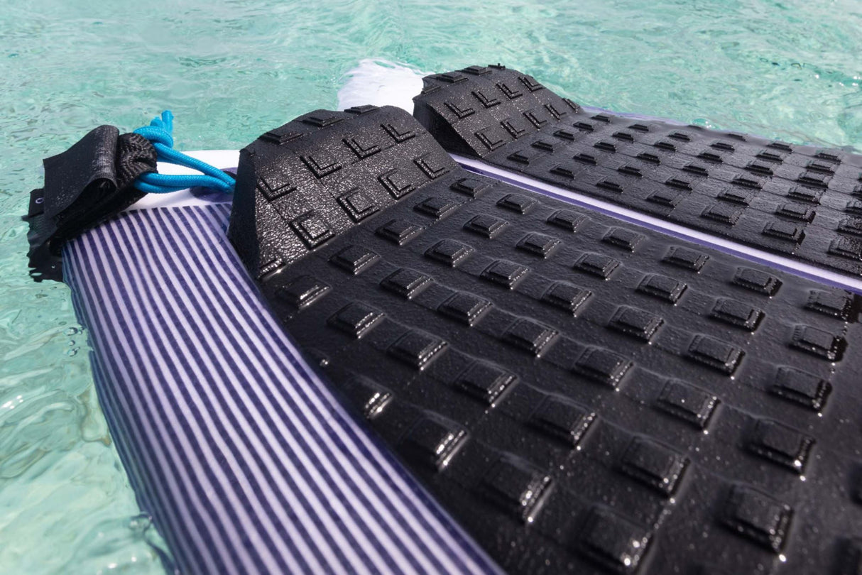 Roam Footpad Deck Grip Traction Pad 2-tlg, schwarze Griffpolster mit strukturierter Oberfläche auf Surfboard, Draufsicht