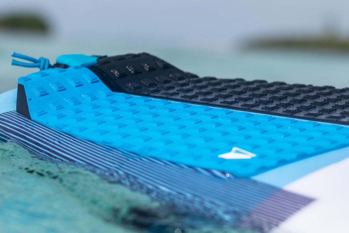 Roam Footpad Deck Grip Traction Pad 2-tlg, blau und schwarz, strukturierte Oberfläche, zweiteilig auf Surfboard