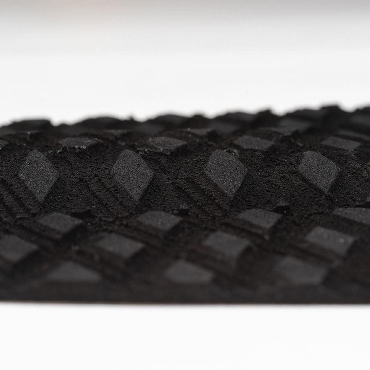 Roam Footpad Deck Grip Traction Pad schwarz mit Lochstruktur, Detailansicht der strukturierten Oberfläche