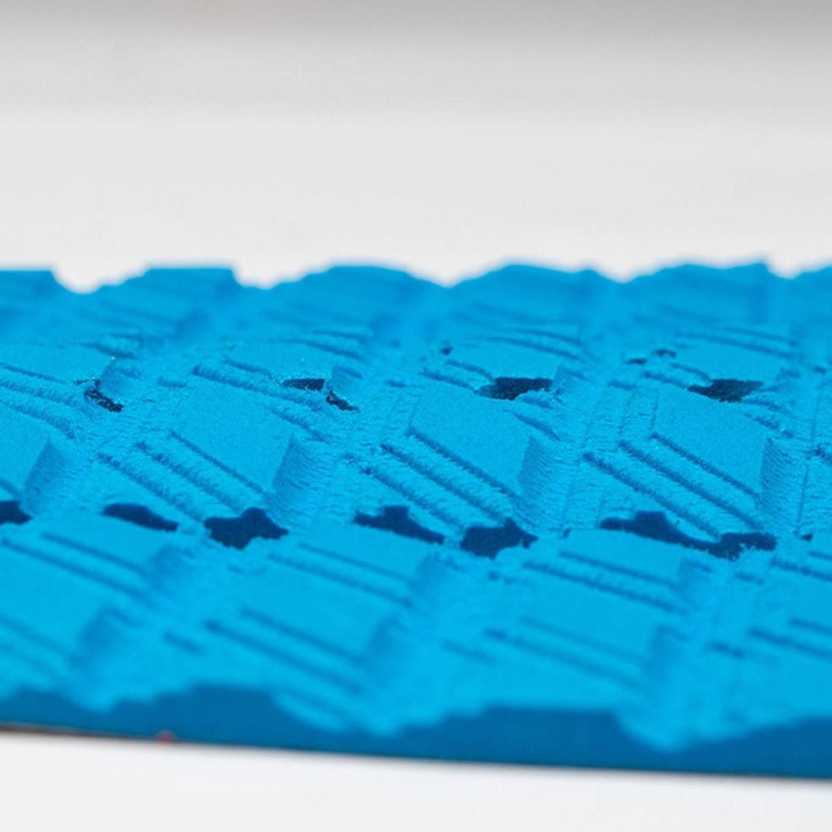 Roam Footpad Deck Grip Traction Pad 3-teilig blau mit Lochstruktur, Detailansicht der strukturierten Oberfläche