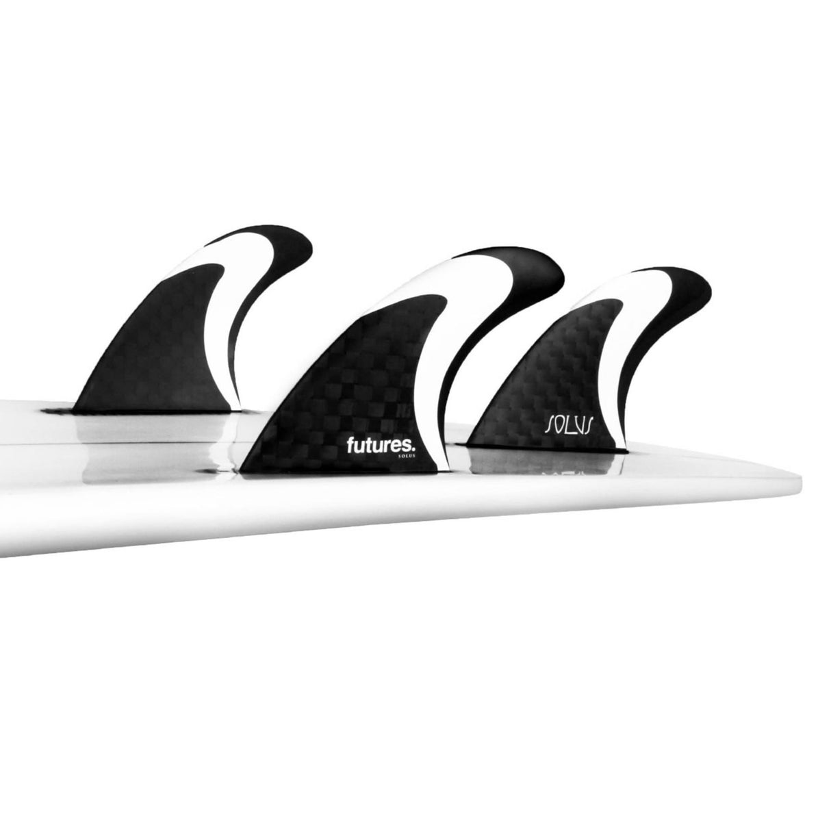 Futures Thruster Fin Set Solus Generation, drei schwarze und weiße Surfflossen auf Surfboard, Seitenansicht
