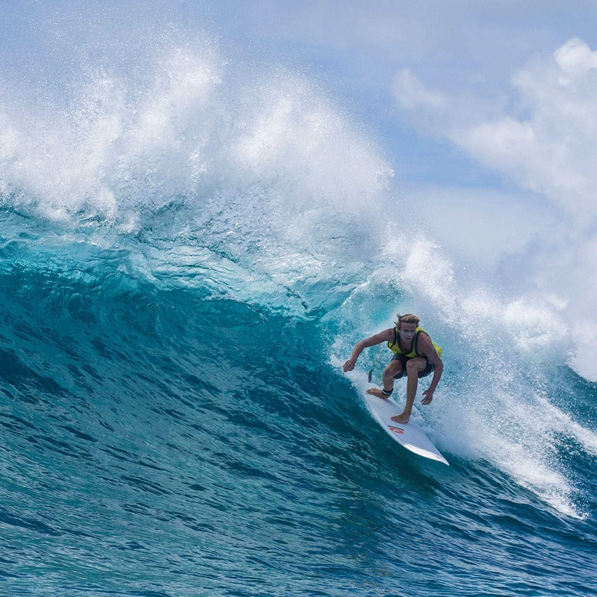 Torq TET V+ MOD Fun Surfboard weiß in Aktion auf Welle, Surfer in Bewegung