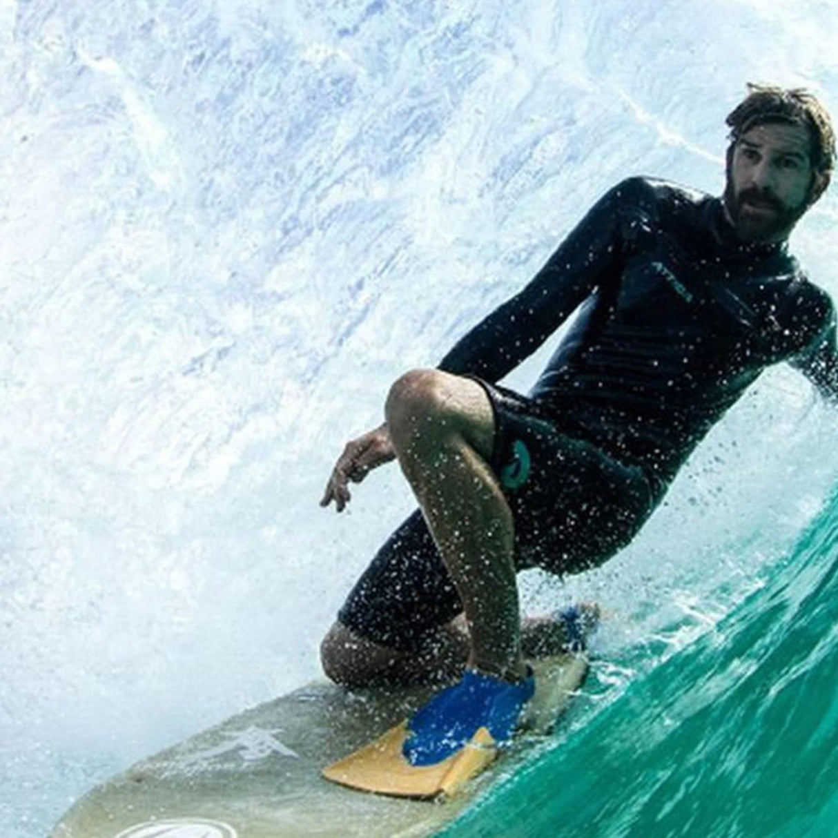 Churchill Makapuu Bodyboard-Flossen in Blau, Surfer trägt sie beim Bodyboarden in der Welle