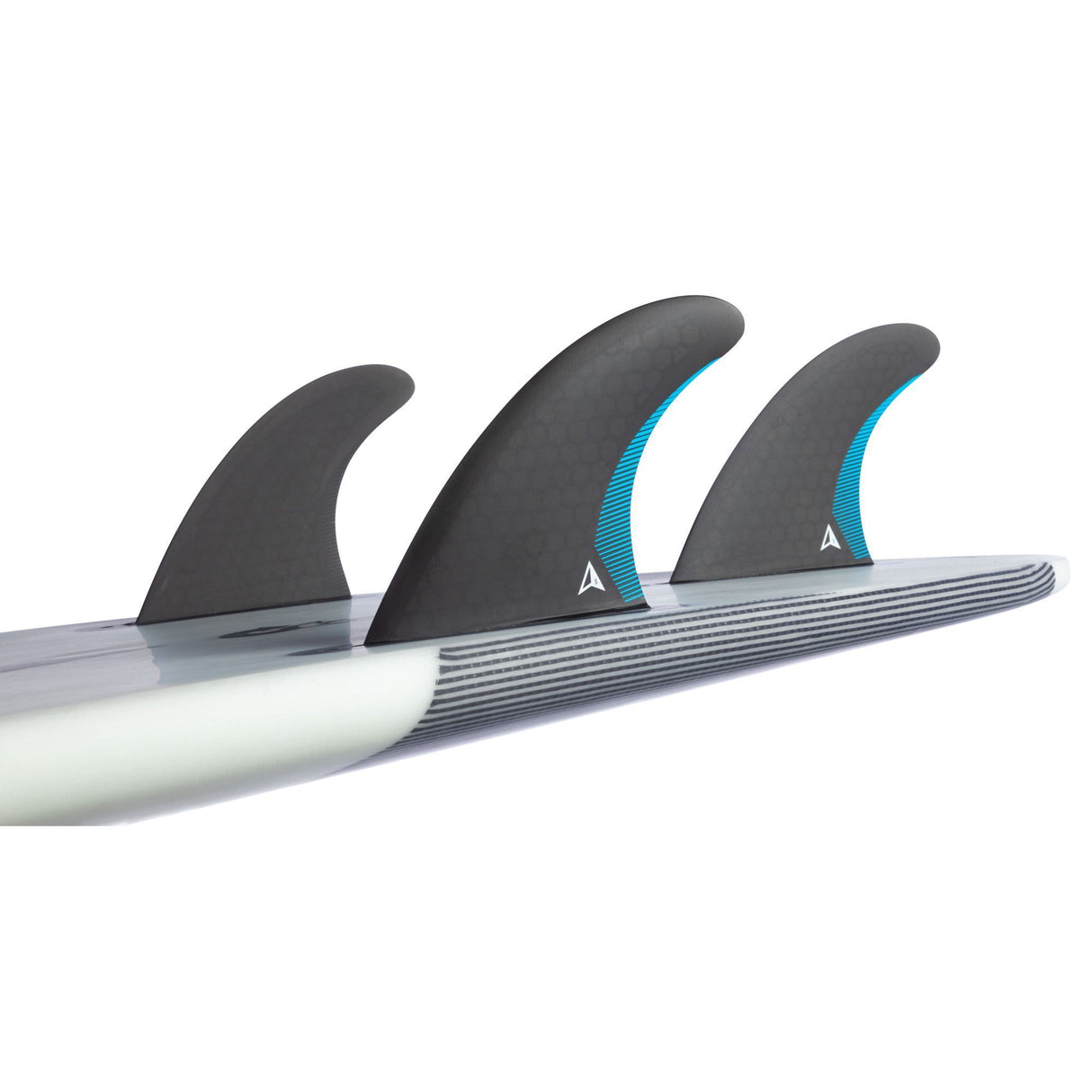 Roam Thruster Fin Set Performer Futures drei schwarze Flossen mit blauem Streifen auf weißem Surfboard, Seitenansicht