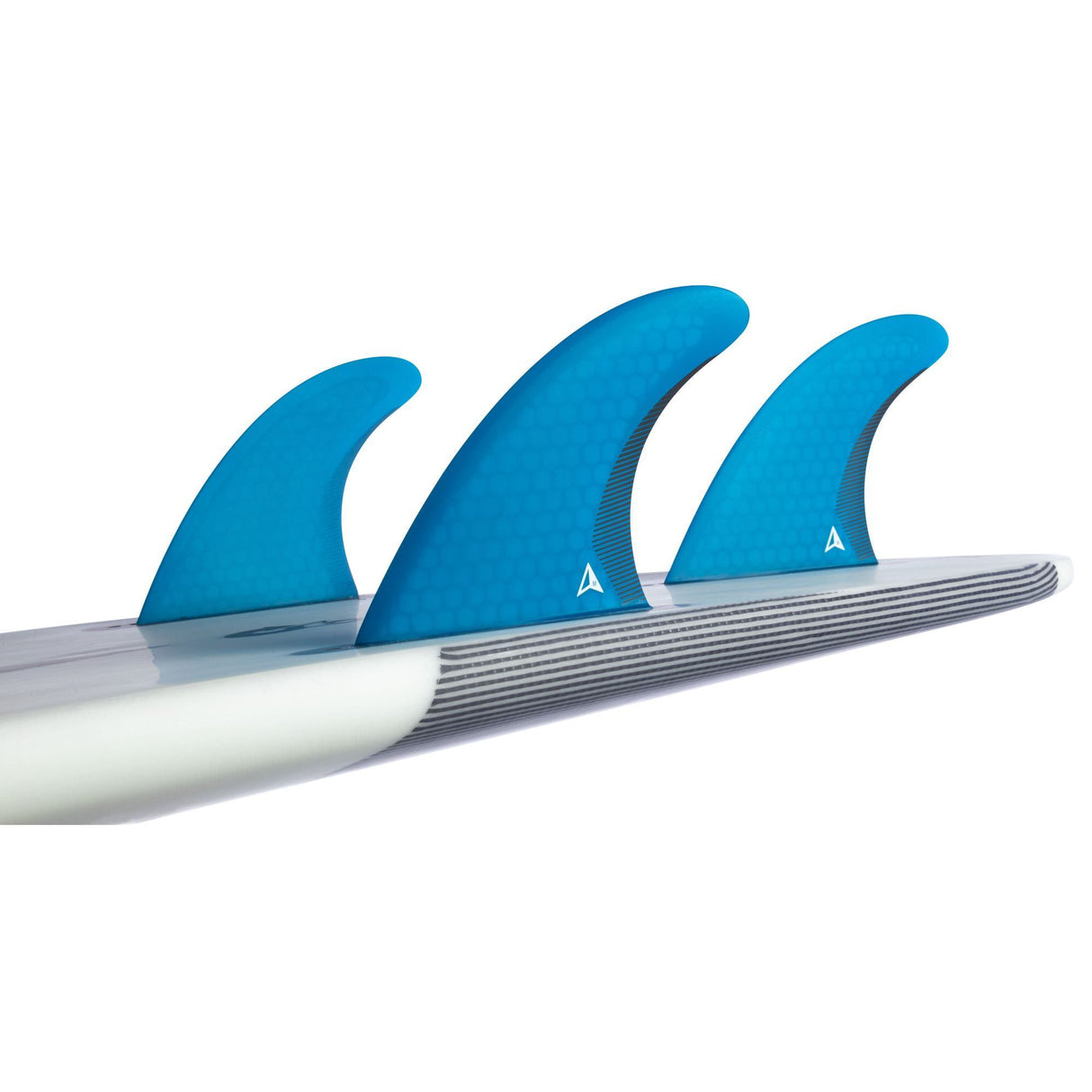 Roam Thruster Fin Set Performer blau mit Futures-Box, drei Flossen auf weißem Surfboard-Fuß, Seitenansicht