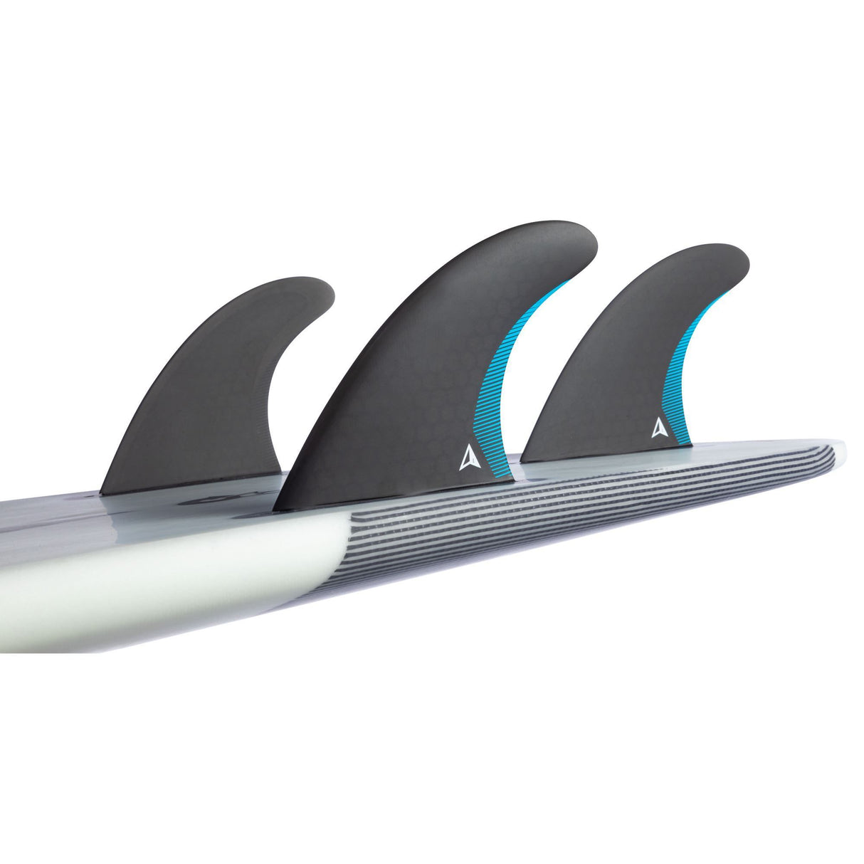 Roam Thruster Fin Set Performer in Schwarz und Blau mit Futures-Box, Seitenansicht auf weißem Grund