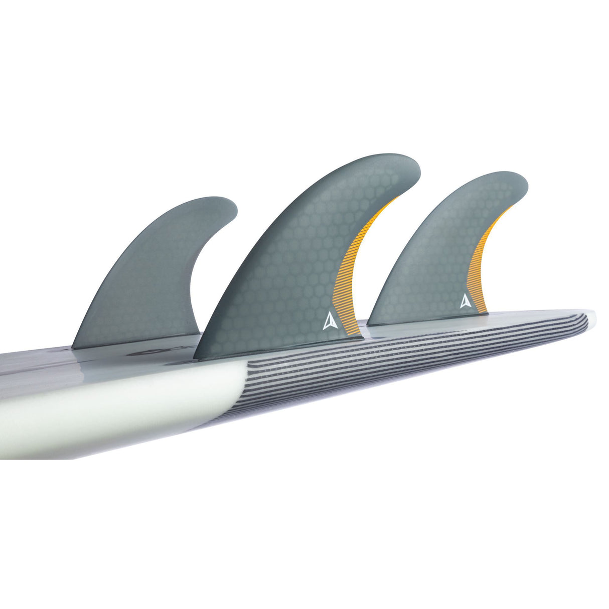 ROAM Thruster Finnensatz Performer two tab, grau mit goldenen Akzenten, drei Flossen auf weißem Board, Seitenansicht