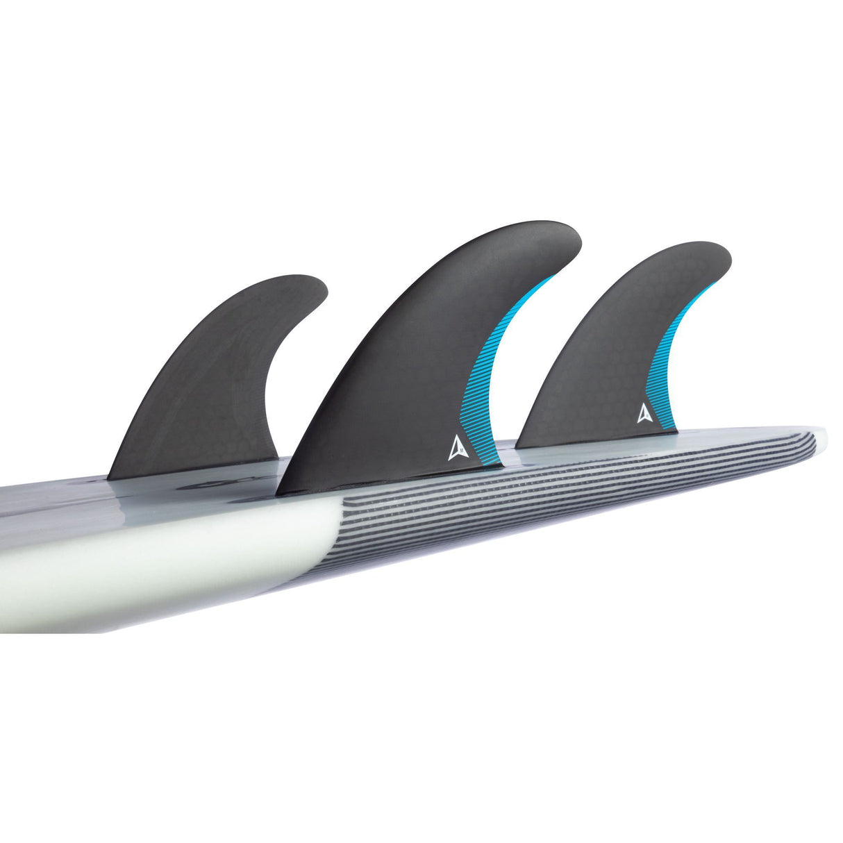 ROAM Thruster Finnensatz Performer Two Tab, drei schwarze Flossen mit blauen Akzenten auf Surfboard-Basis, Seitenansicht