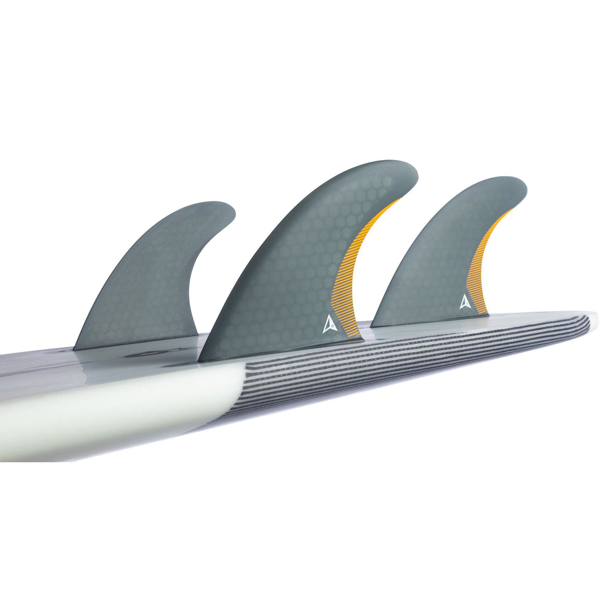 ROAM Thruster Finnensatz Performer two tab, grau mit gelben Akzenten, drei Finnen auf Surfboard Seitenansicht