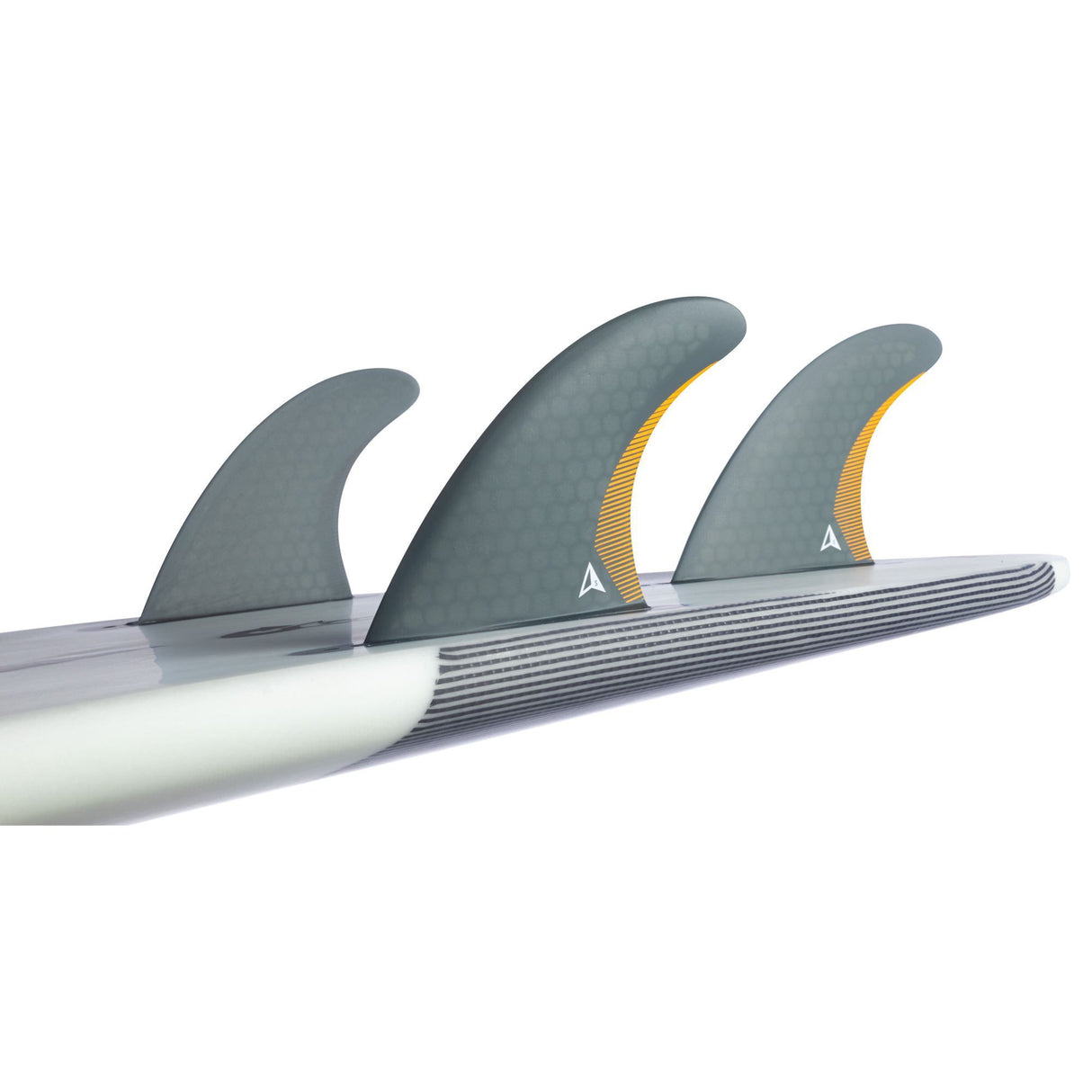 ROAM Thruster Finnensatz Performer two tab, grau mit gelbem Akzent, Three-Fin-Set auf weißem Surfbrett