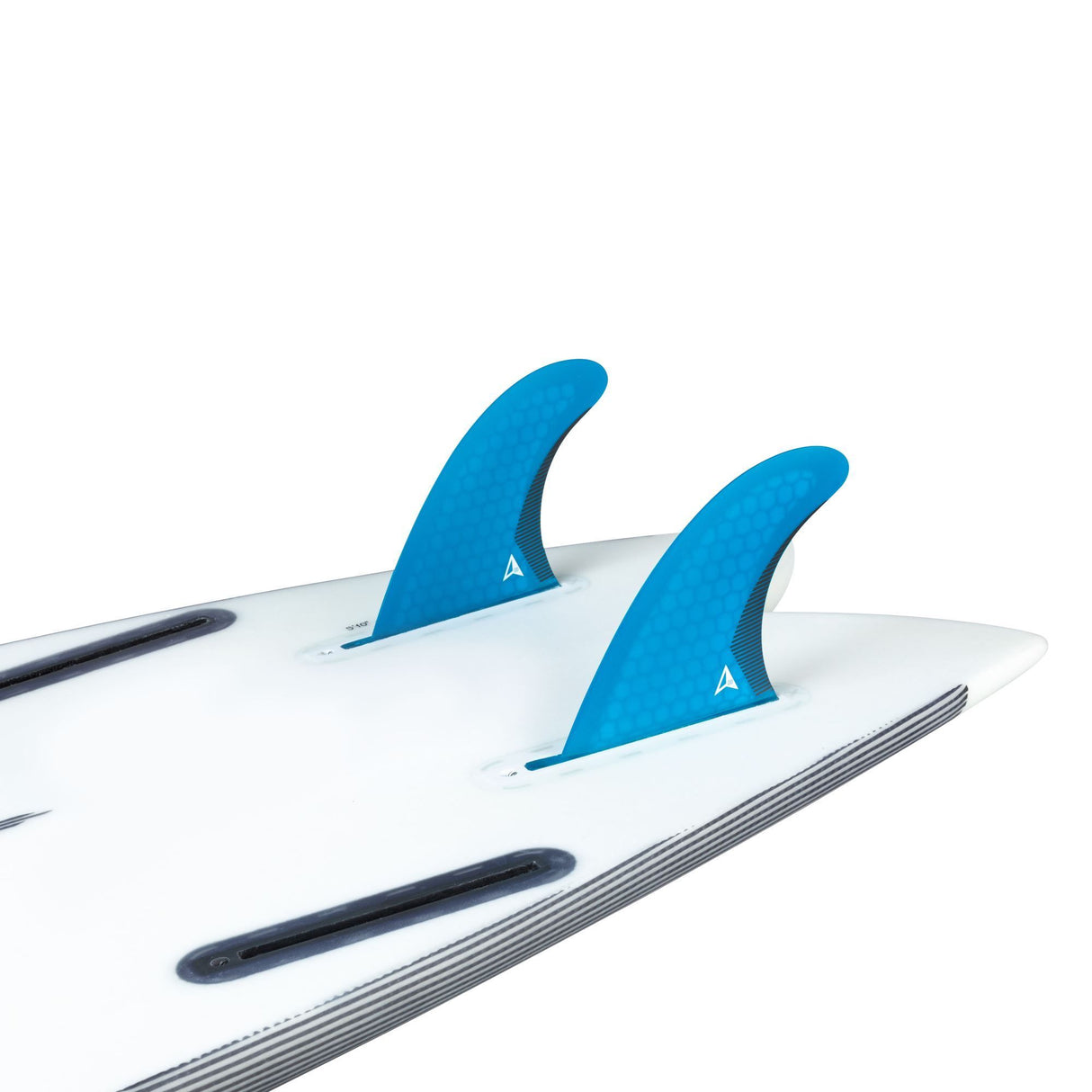 ROAM Quad Rear Finnensatz two tab, blaue Finnen auf weißem Surfboard, Two-Tab-Verbindungssystem, Ansicht von oben