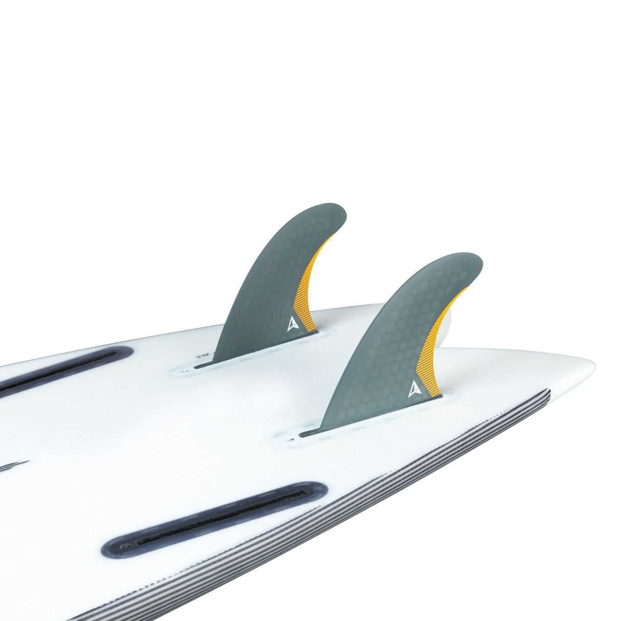 ROAM Quad Rear Finnensatz two tab, grau-gelbe Finnen mit zwei Tabs auf weißem Surfboard, Ansicht von oben