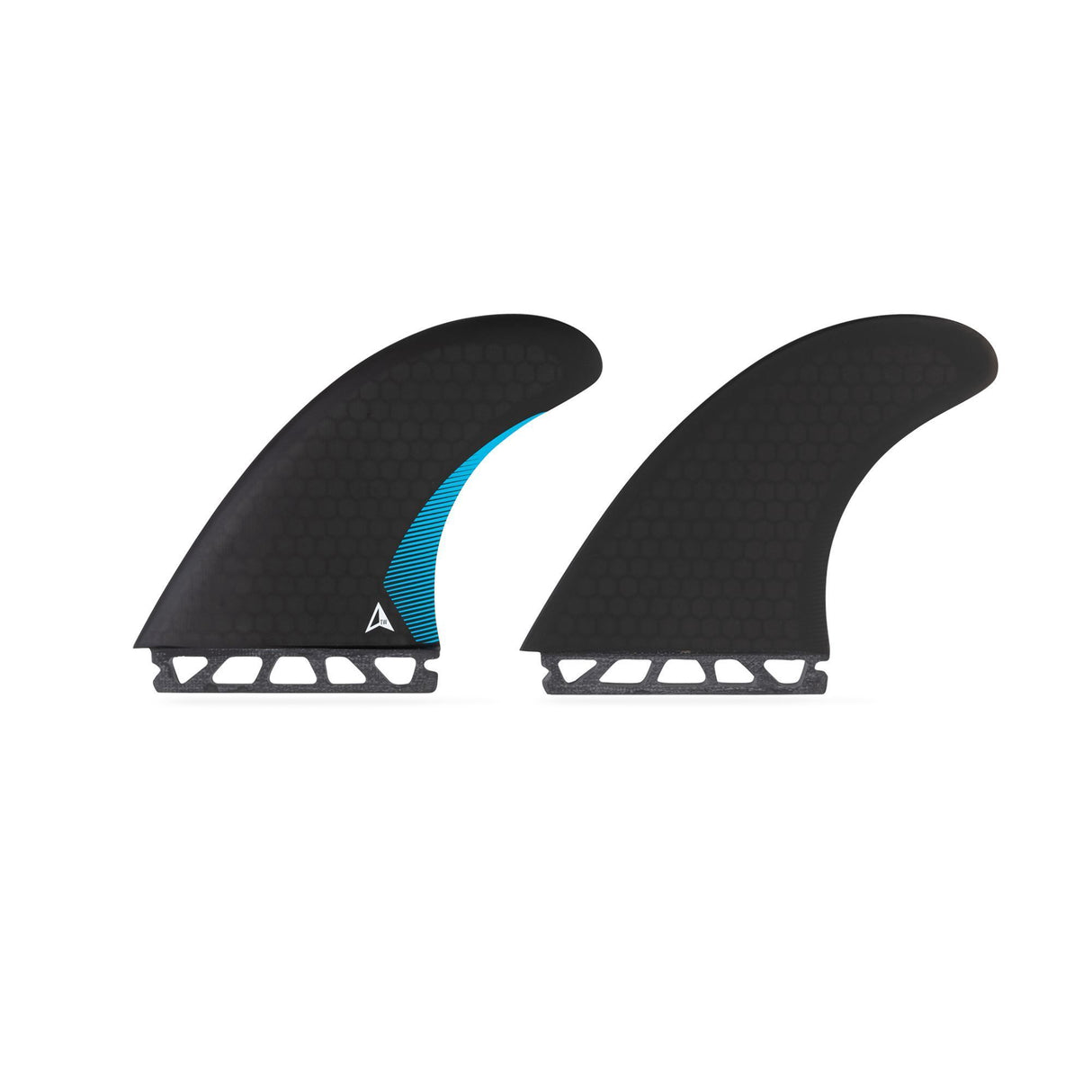 ROAM Twin Finnensatz one tab, schwarze Surfflossen mit blauem Kern, Draufsicht auf zwei gekurvte Finnen mit Baseplate