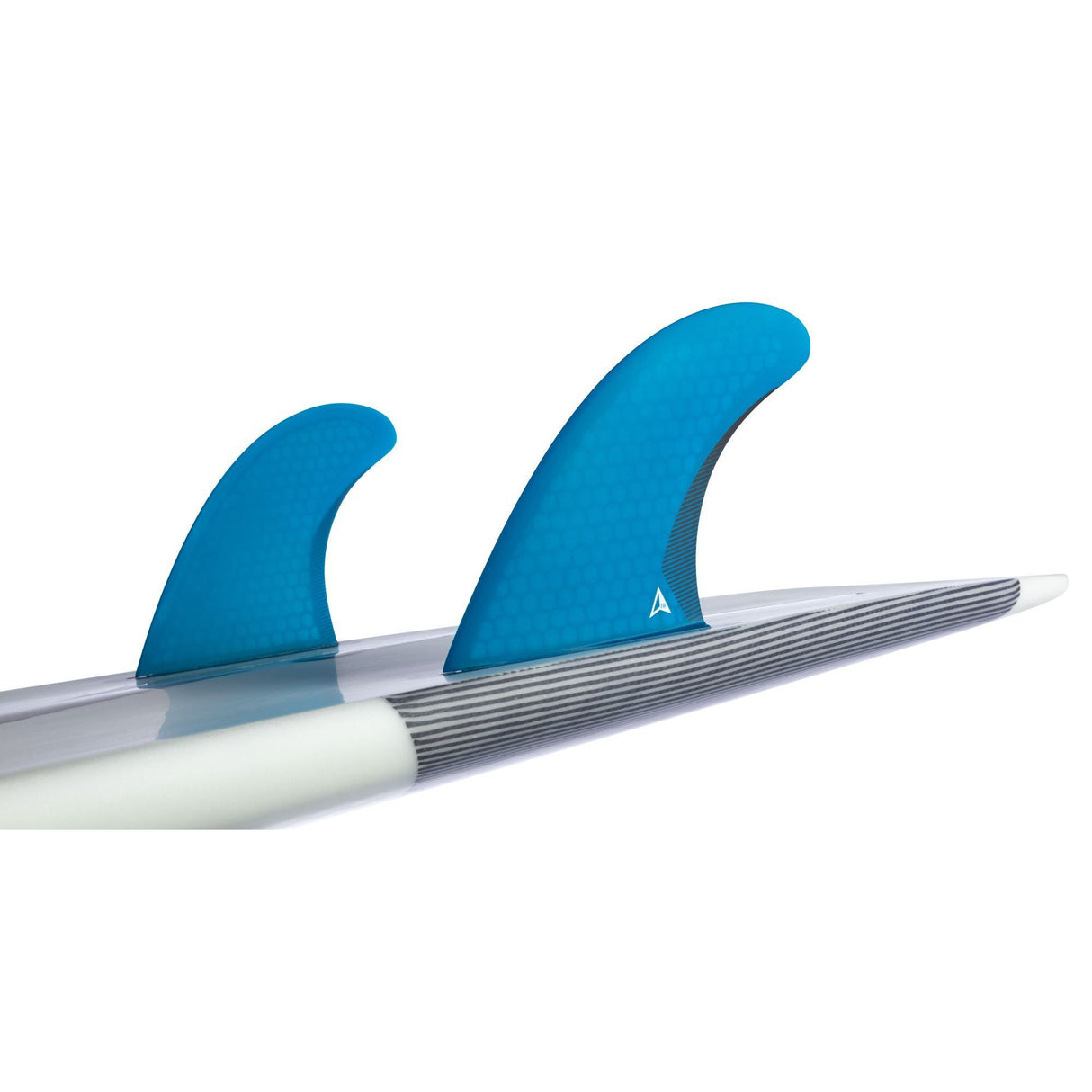 ROAM Twin Finnensatz one tab, zwei blaue Surfflossen mit einer Lasche auf weißem Board, Seitenansicht