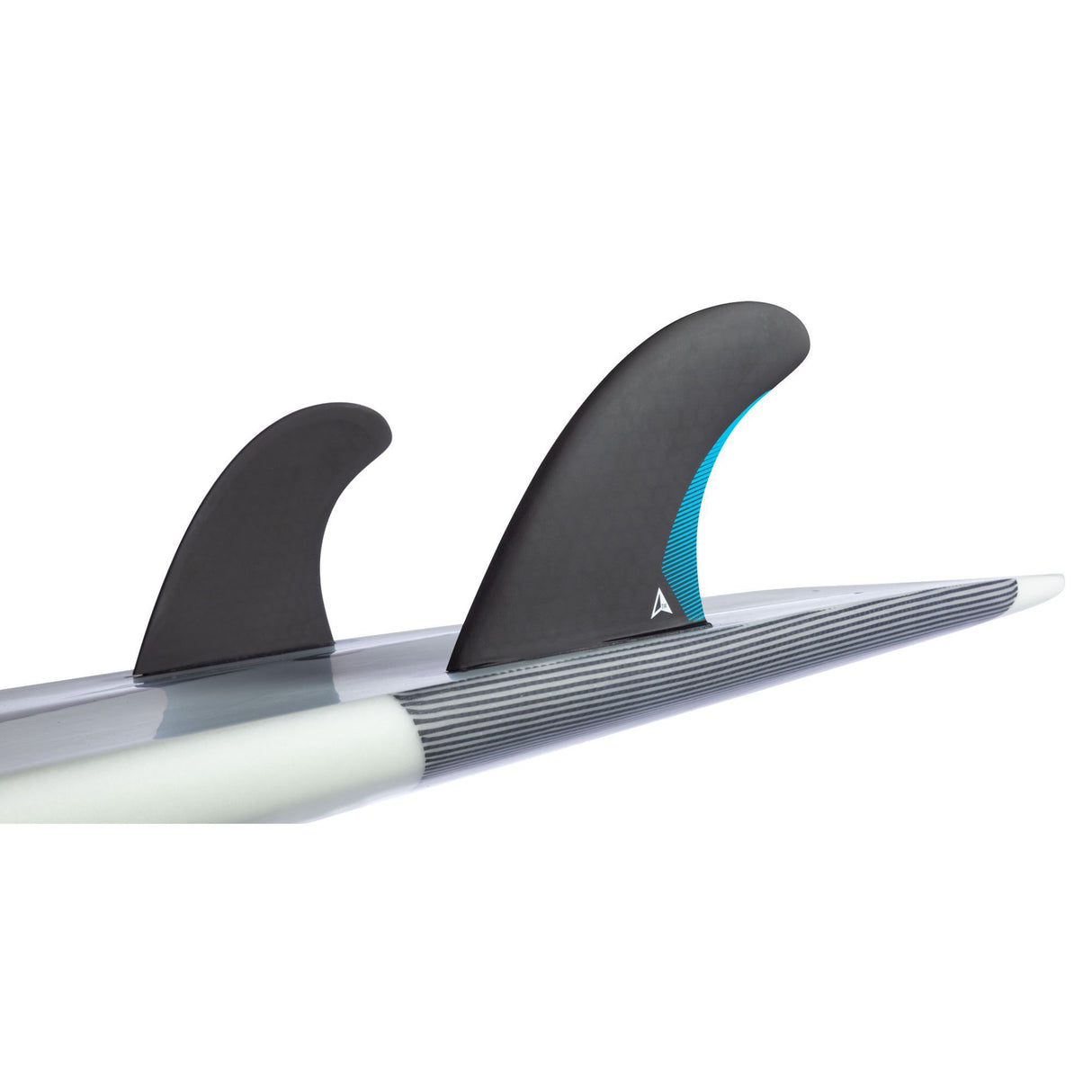 ROAM Twin Finnensatz two tab, schwarze Flossen mit blauem Akzent auf Surfboard, Seitenansicht