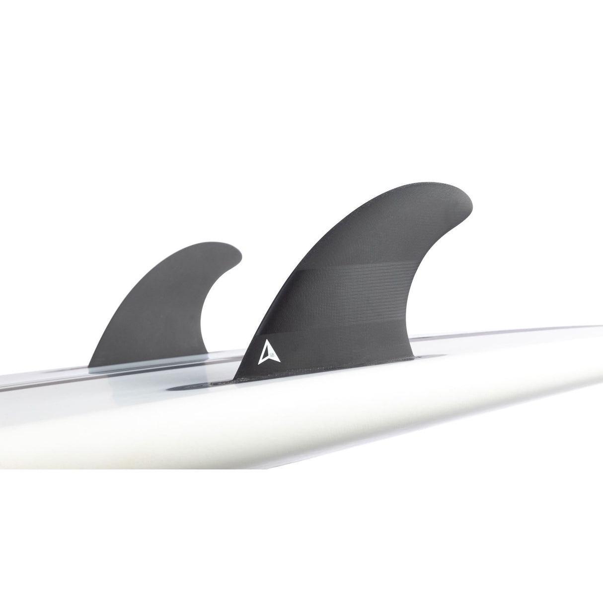 ROAM Sidebite Finnensatz one tab, dunkelgraue Flossen auf weißem Surfboard, Seitenansicht
