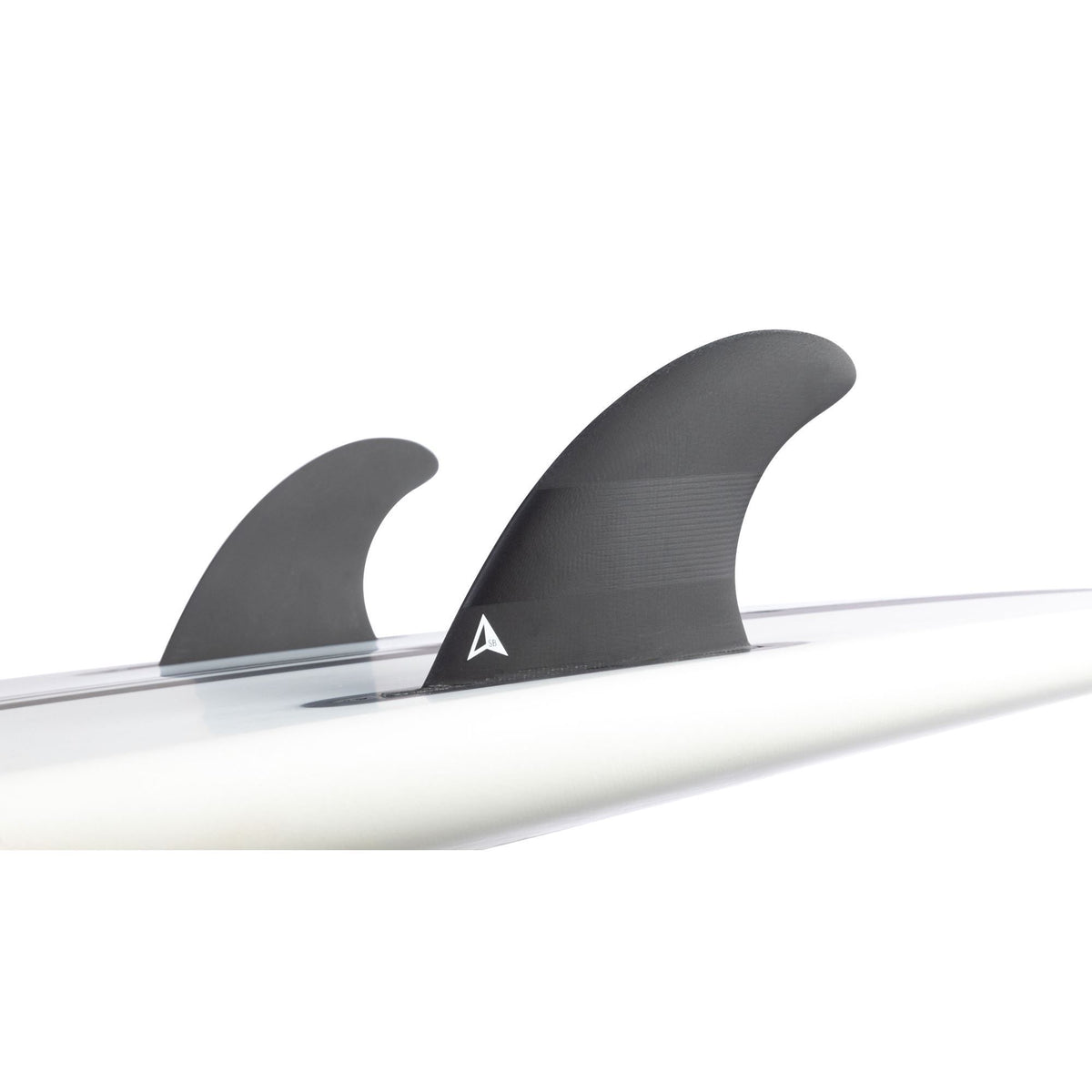 ROAM Sidebite Finnensatz one tab, dunkelgraue Flossen auf weißem Surfboard, Seitenansicht