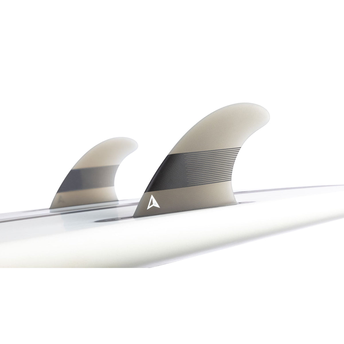 ROAM Sidebite Finnensatz one tab, zwei Flossen in Creme und Grau auf weißem Surfboard, Seitenansicht