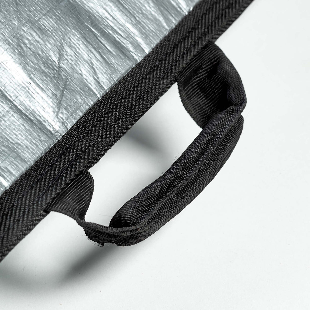 ROAM Surfboard Daylight Short PLUS Transporttasche mit schwarzem Nylon-Material und gepolsterten Griffen, Detailansicht