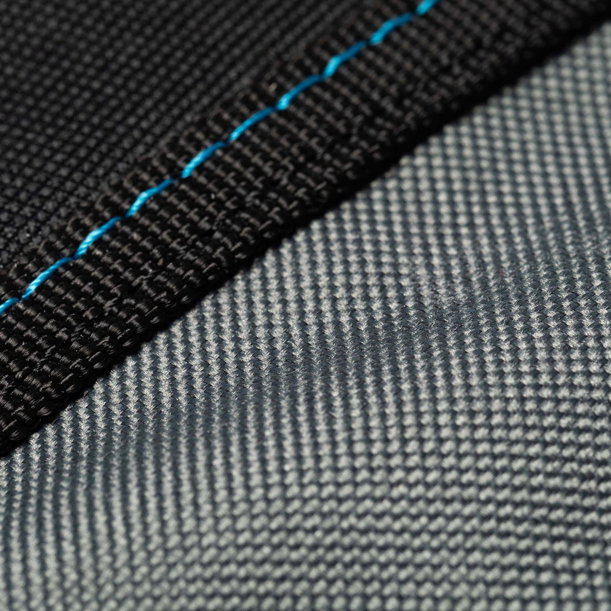 ROAM Surfboard Daylight Fish PLUS, Detailaufnahme schwarzes und graues Gewebe mit blauer Naht, Materialstruktur
