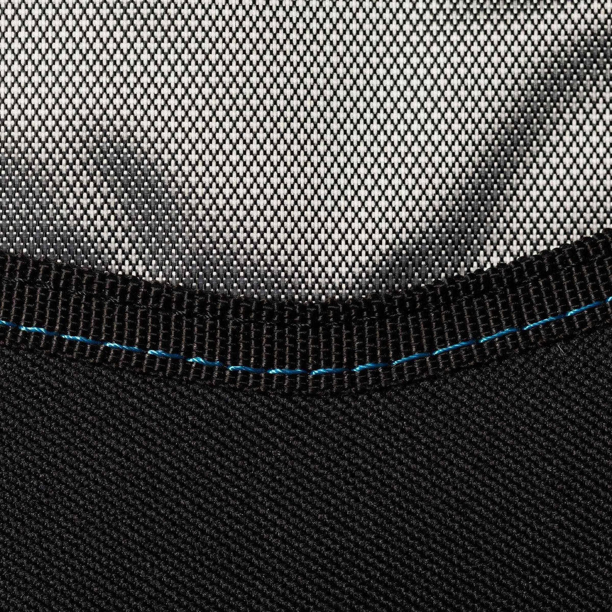ROAM Tech Boardbag Long PLUS schwarze Tasche mit grauem Mesh-Material und blauer Nahtdetail, Detailansicht