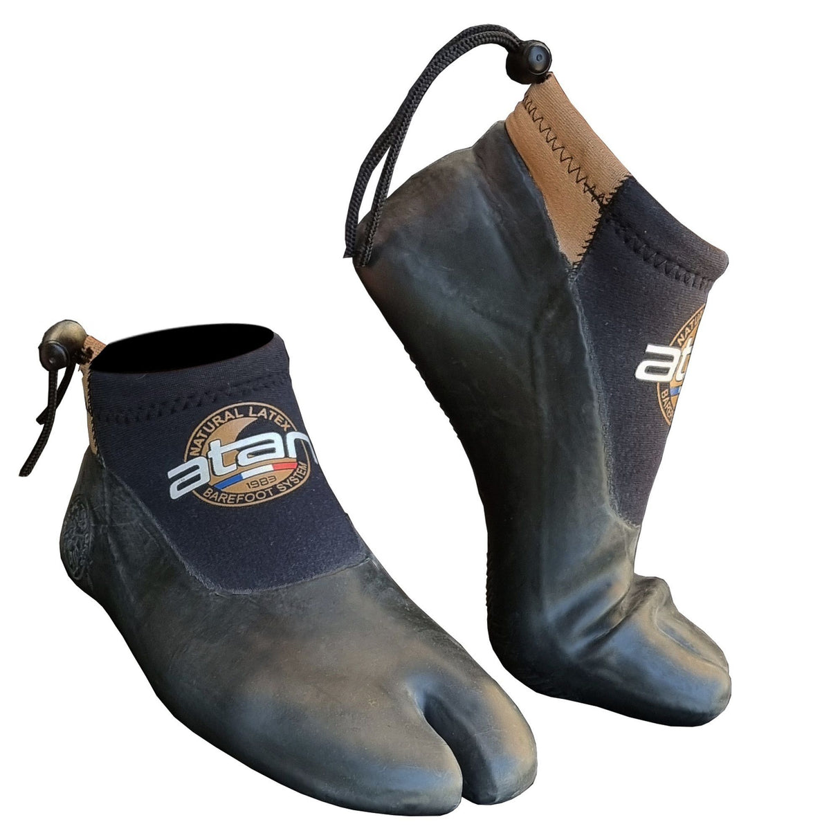 Atan Madi Neopren Latex Halbschuh in Schwarz und Braun, Frontalansicht zweier Neoprenschuhe mit Verschlussband