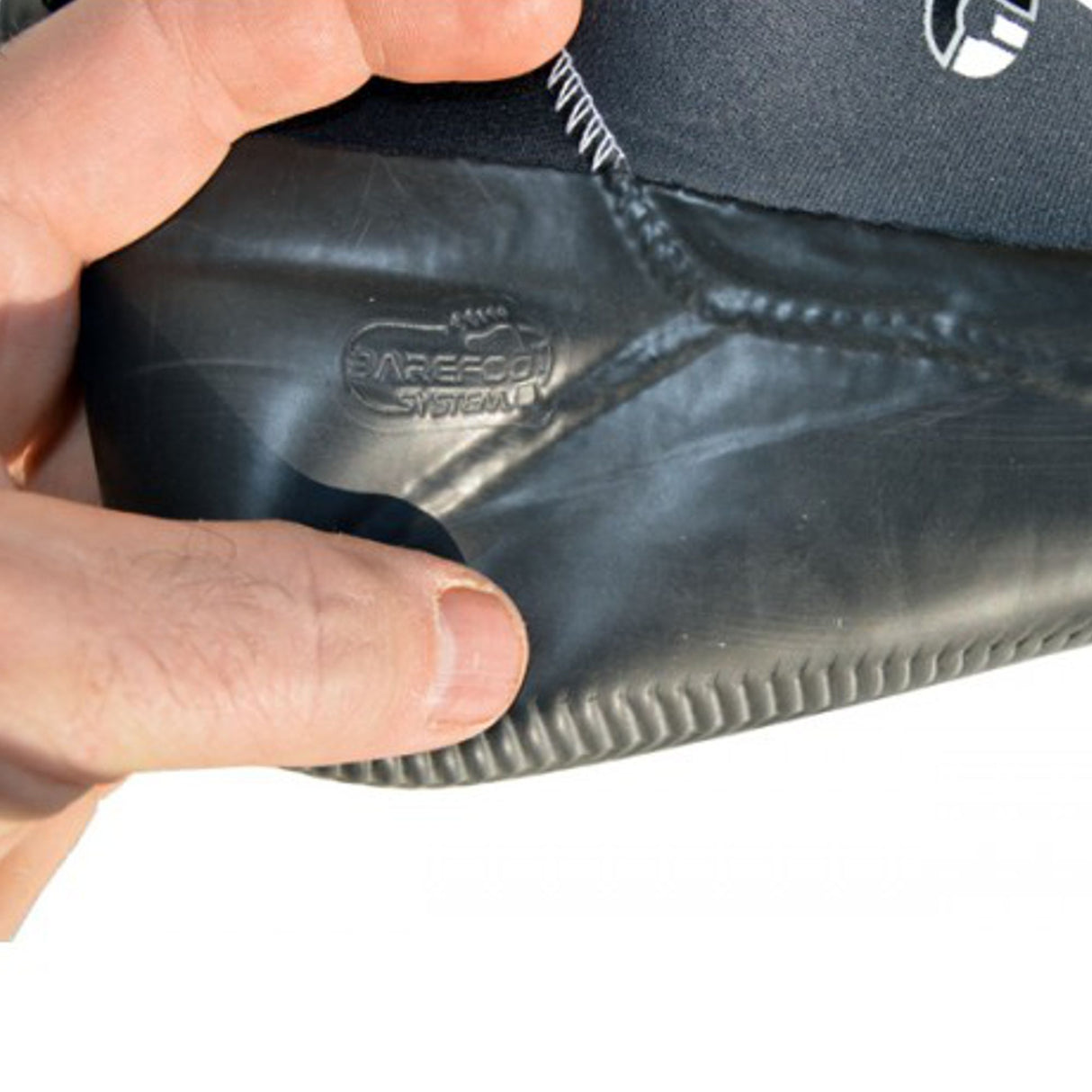 Atan Madi Neopren Latex Halbschuh schwarz, Detailansicht Innenseite mit Strukturoberfläche und Markenlogo, in Hand gehalten