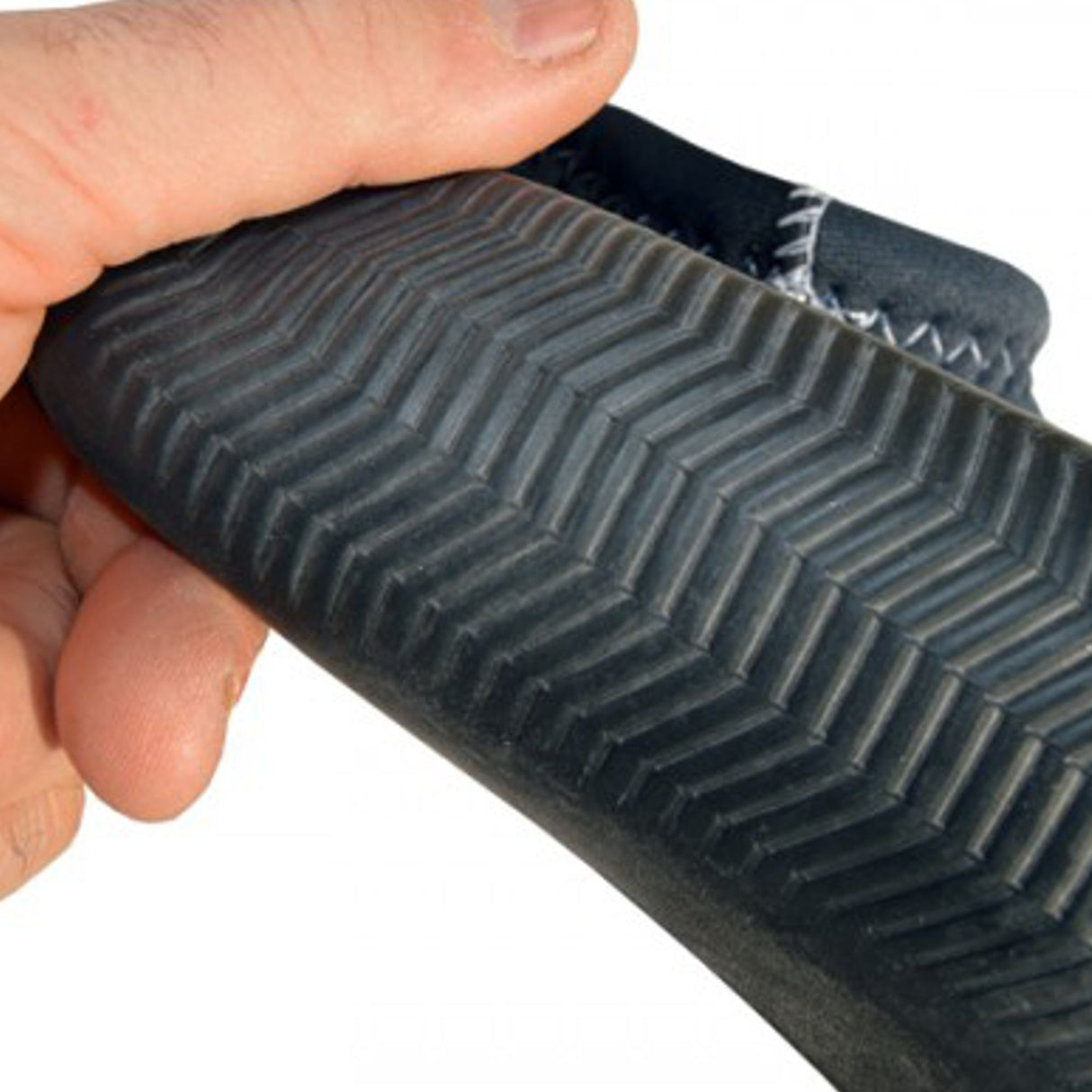 Atan Madi Neopren Latex Halbschuh schwarz mit strukturierter Sohle, Detailansicht in Hand