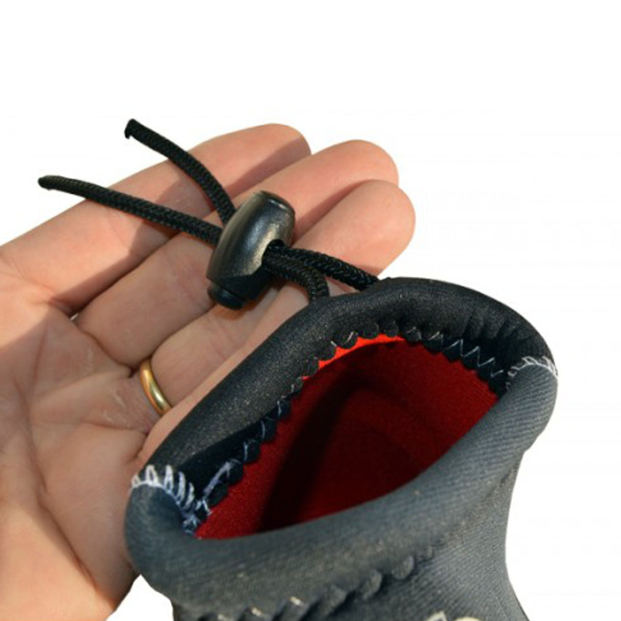 Atan Madi Neopren Latex Halbschuh schwarz mit roter Innenseite, in Hand gehalten, Detailansicht der Öffnung und Verschluss