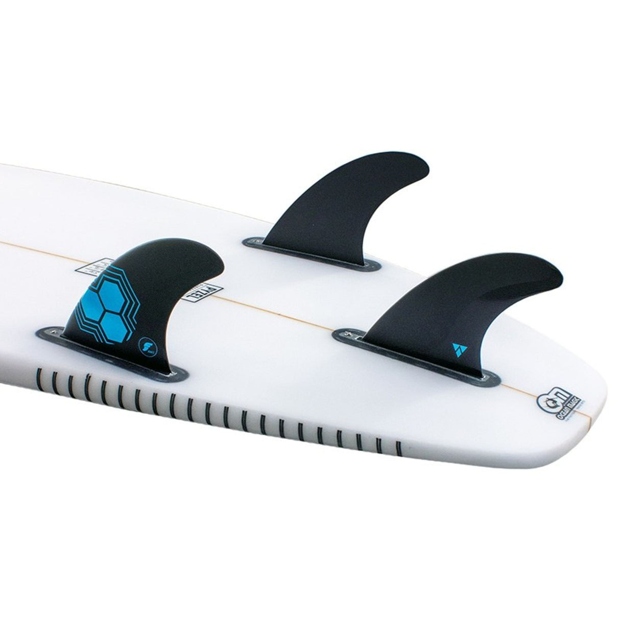 Futures AM1 Alpha Thruster Finnen Set, schwarze Kunststoffflossen mit blauen Akzenten auf weißem Surfboard, Frontalansicht