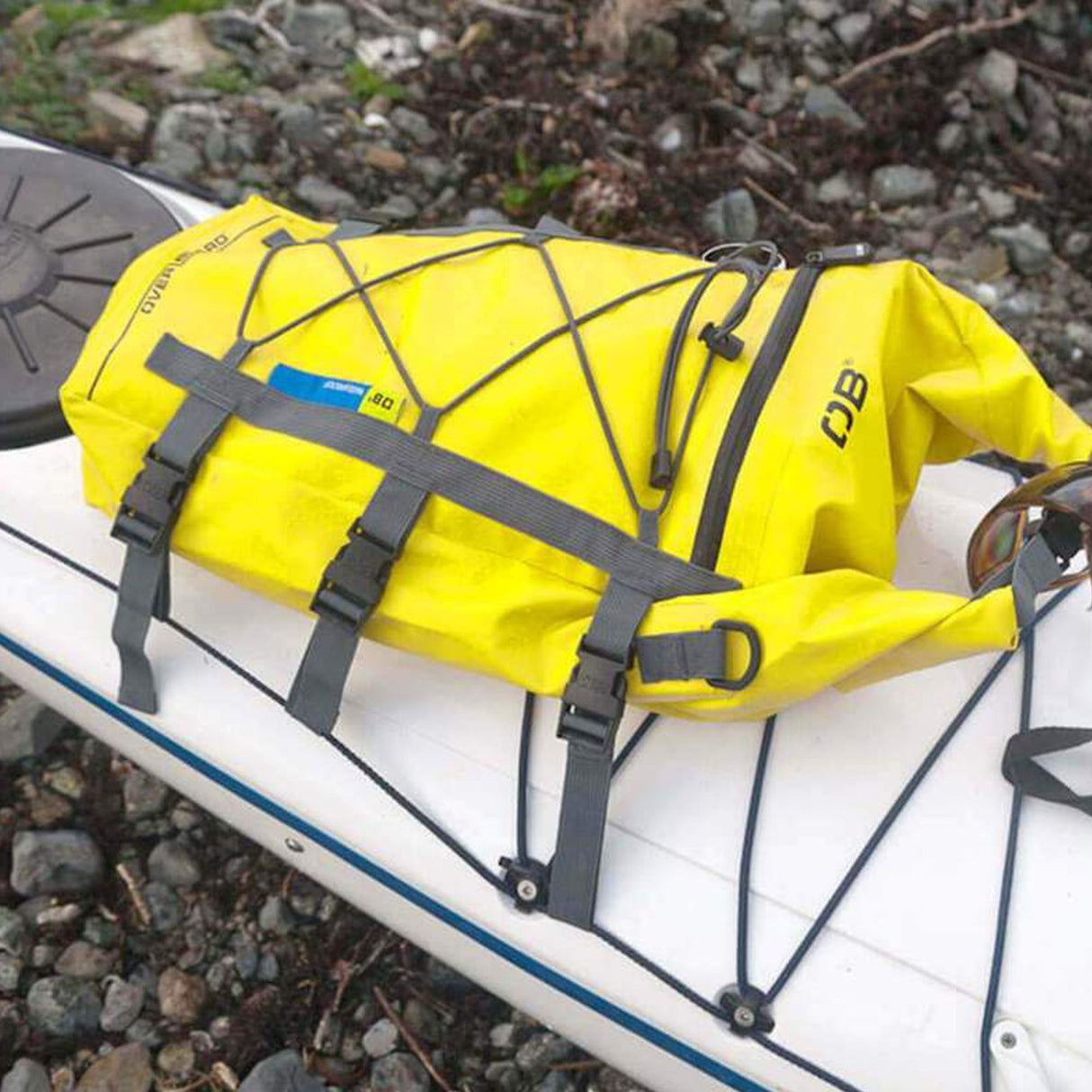 OverBoard wasserdichte SUP Kajak Tasche in Gelb mit Befestigungsgurten auf Paddleboard montiert