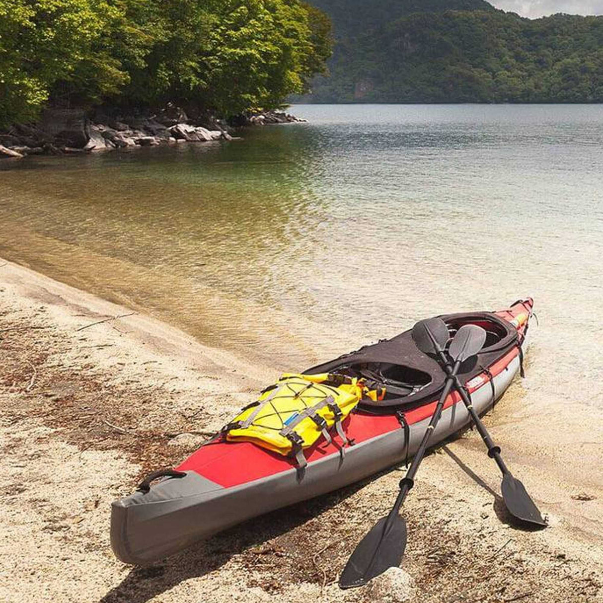 OverBoard wasserdichte SUP Kajak Tasche in Gelb auf rotem Kajak am Strand, Draufsicht